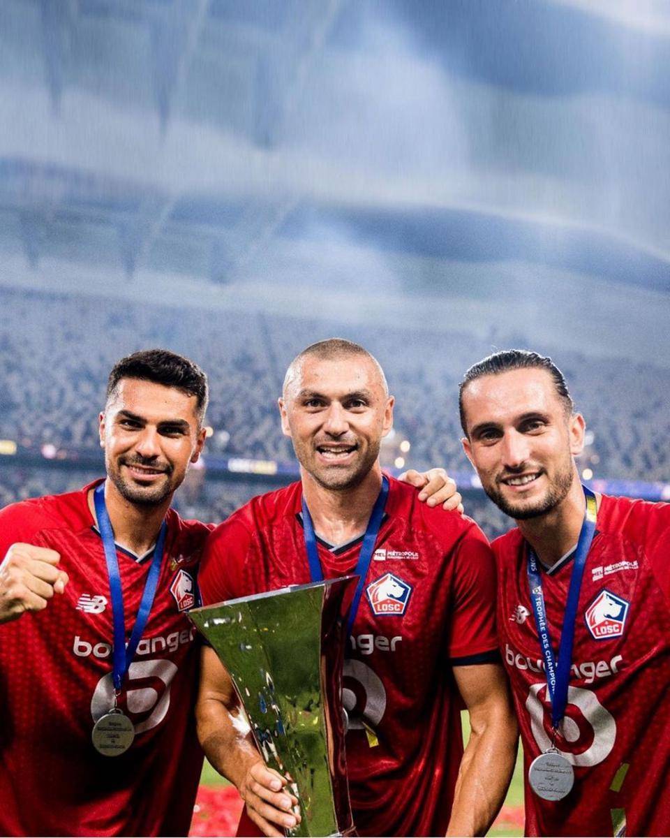 Zeki Celik, Burak Yilmaz dan Yusuf Yazici dengan trofi French Super Cup (instagram.com/zekicelik17)