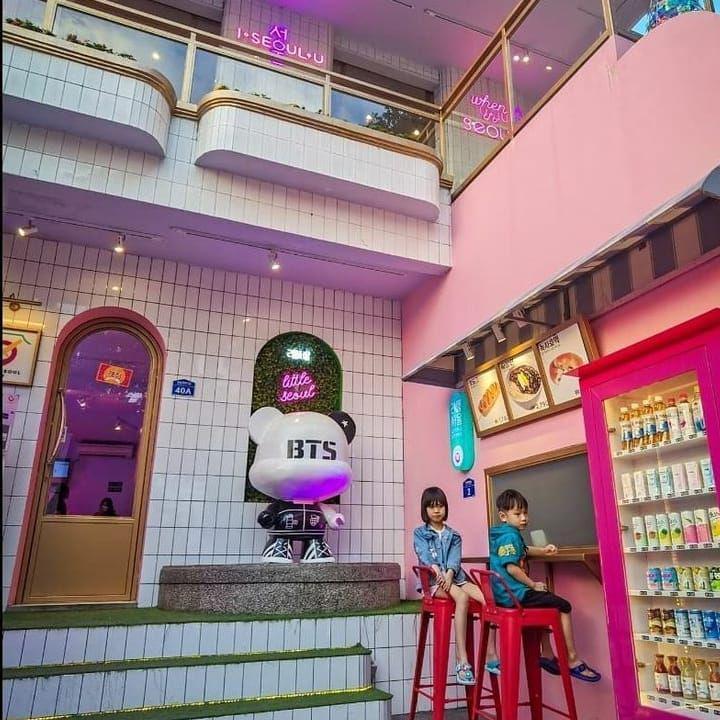 Interior bertema K-POP di Little Seoul Cafe (instagram.com/ littleseoul.official)