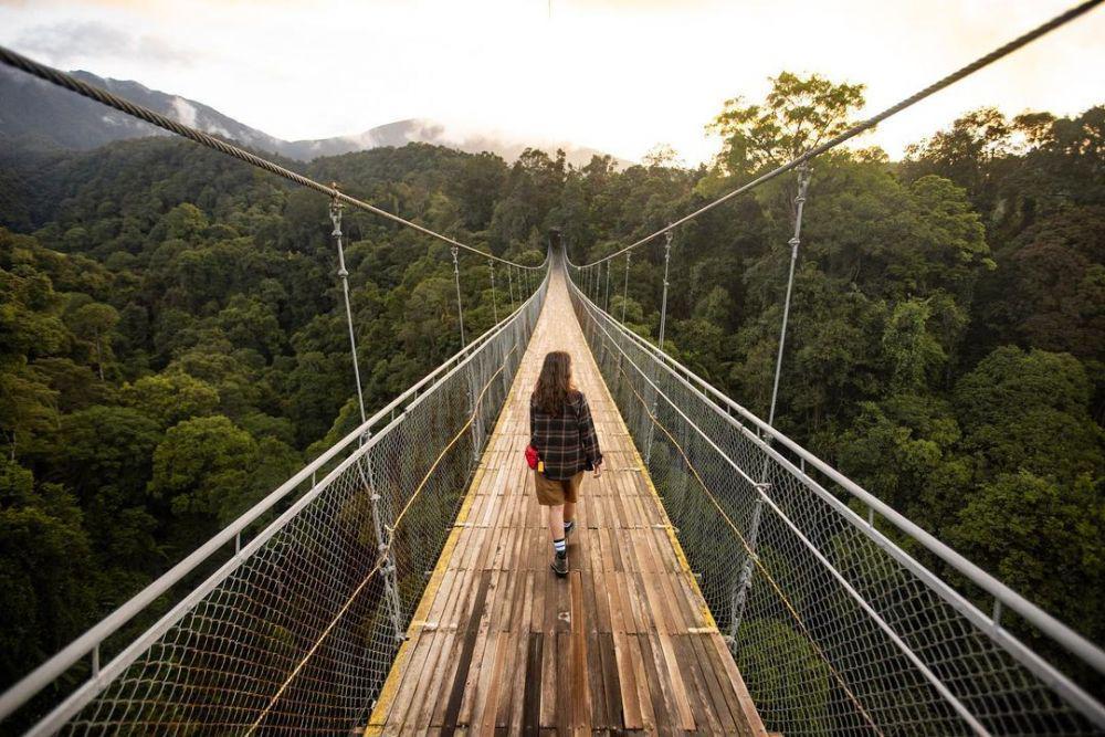 10 Potret Indah Situ Gunung, Ada Jembatan Gantung Terpanjang!