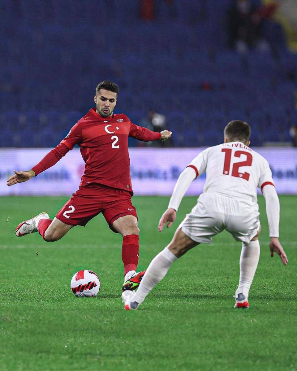 Zeki Celik saat membela Timnas Turki. (instagram.com/zekicelik17)