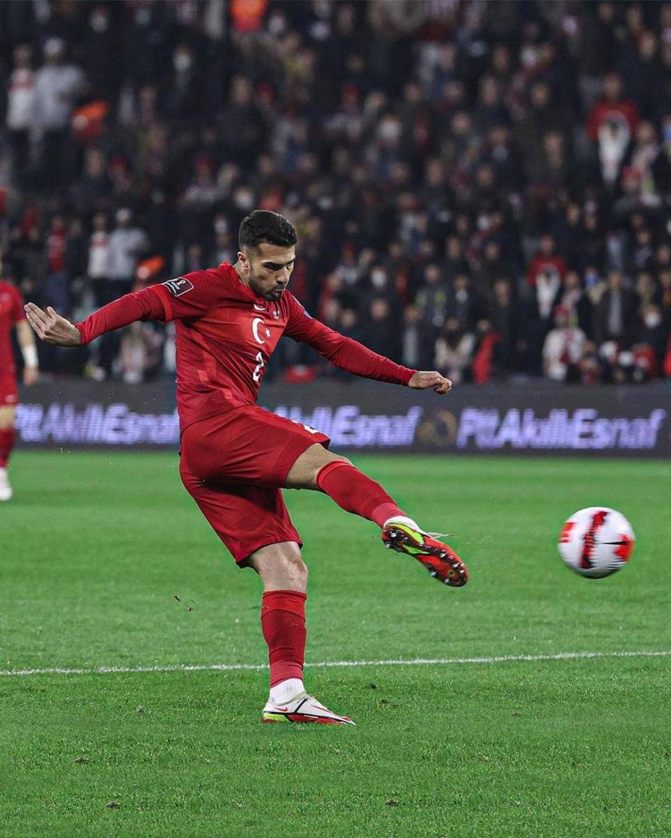 Zeki Celik saat membela Timnas Turki. (instagram.com/zekicelik17)