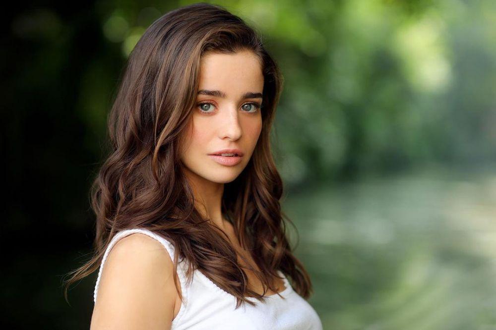 10 Fakta Holly Earl, Aktris Shark Bait yang Bikin Kagum