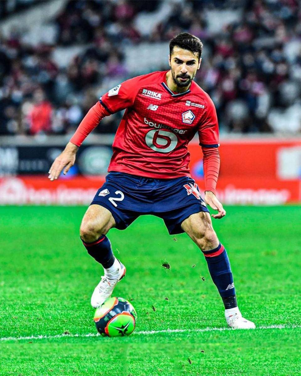 Zeki Celik saat membela LOSC Lille. (instagram.com/zekicelik17)