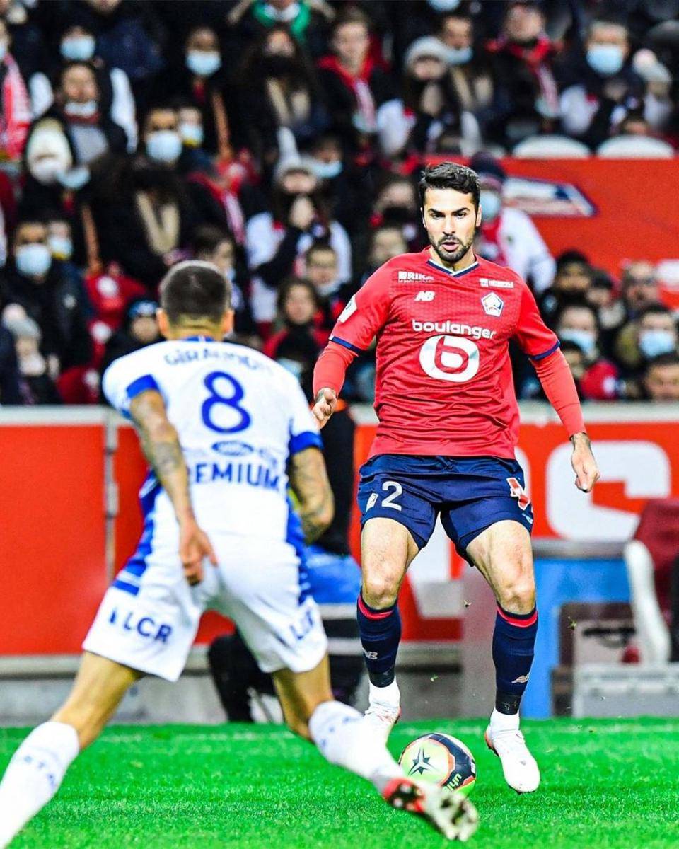 Zeki Celik saat membela LOSC Lille. (instagram.com/zekicelik17)