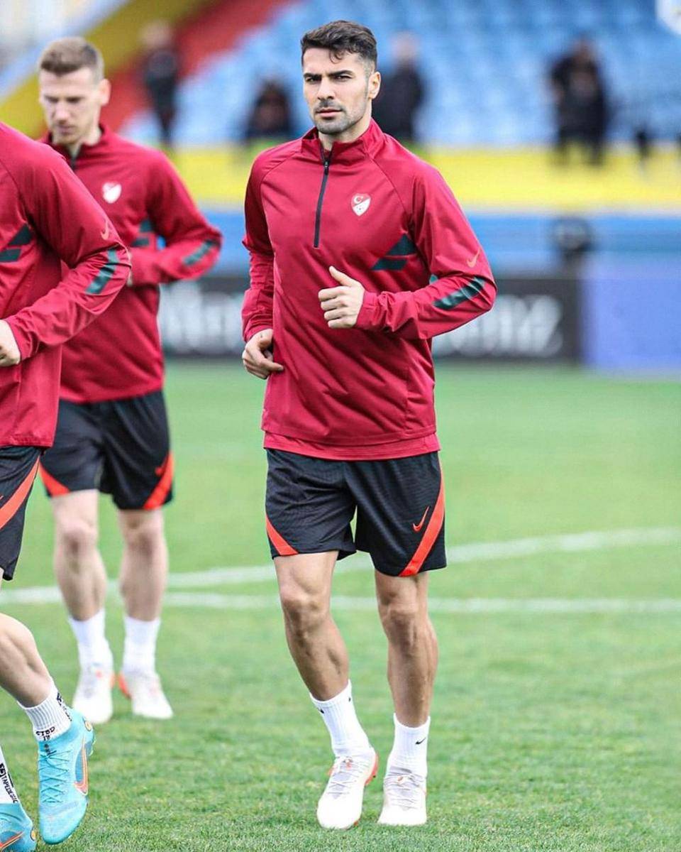 Zeki Celik mengikuti latihan Timnas Turki. (instagram.com/zekicelik17)