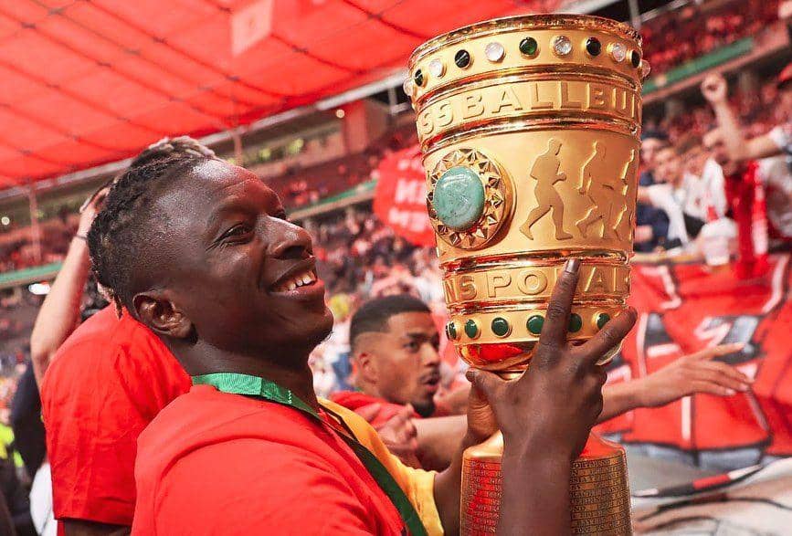 Amadou Haidara dengan trofi DFB Pokal (instagram.com/amadou_haidara04)