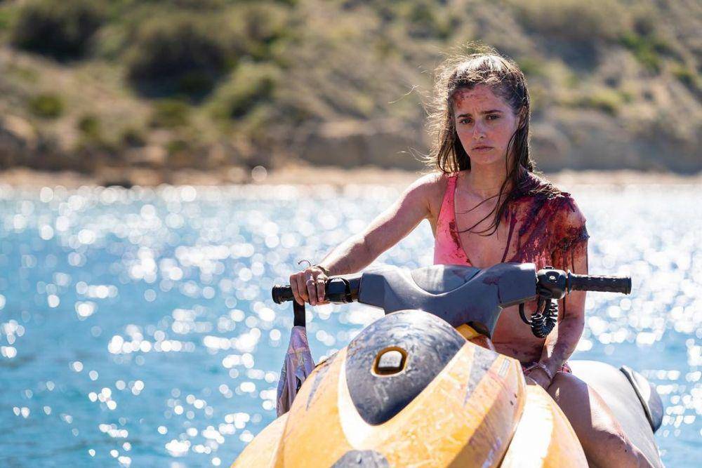 Holly Earl sebagai Nat dalam film Shark Bait (dok. Vertical Entertainment/Shark Bait)