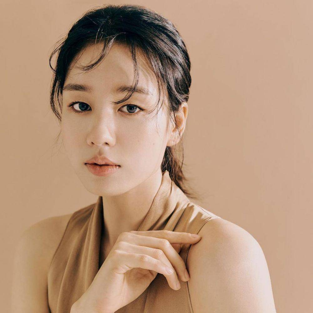 Ahn Eun Jin (instagram.com/eunjin___a)