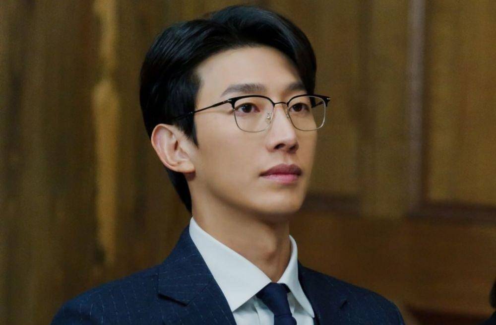 Kang Ki Young di drama Extraordinary Attorney Woo (instagram.com/namooactors)