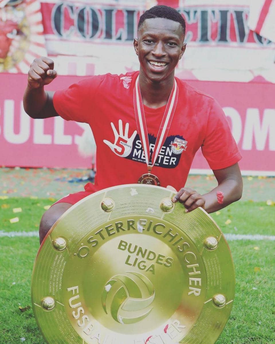 Amadou Haidara dengan trofi Liga Austria (instagram.com/amadou_haidara04)