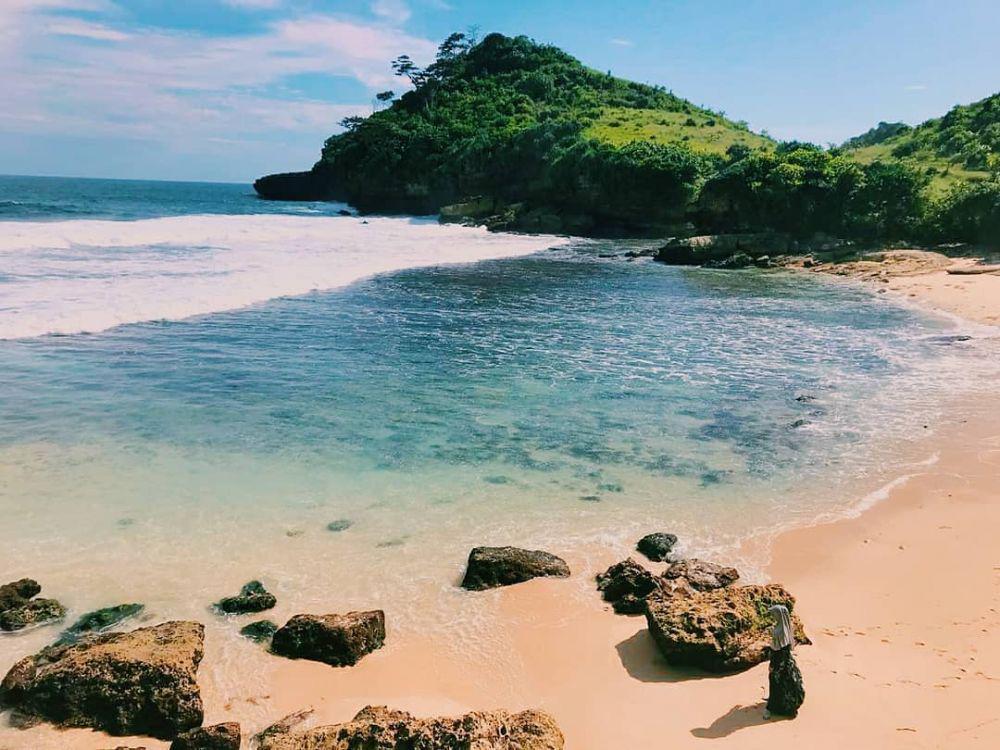 10 Potret Pantai Kajaran yang Eksotis, Surga Tersembunyi di Malang