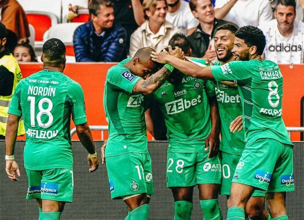 Beberapa pemain Saint-Etienne merayakan gol. (instagram.com/asseofficiel)