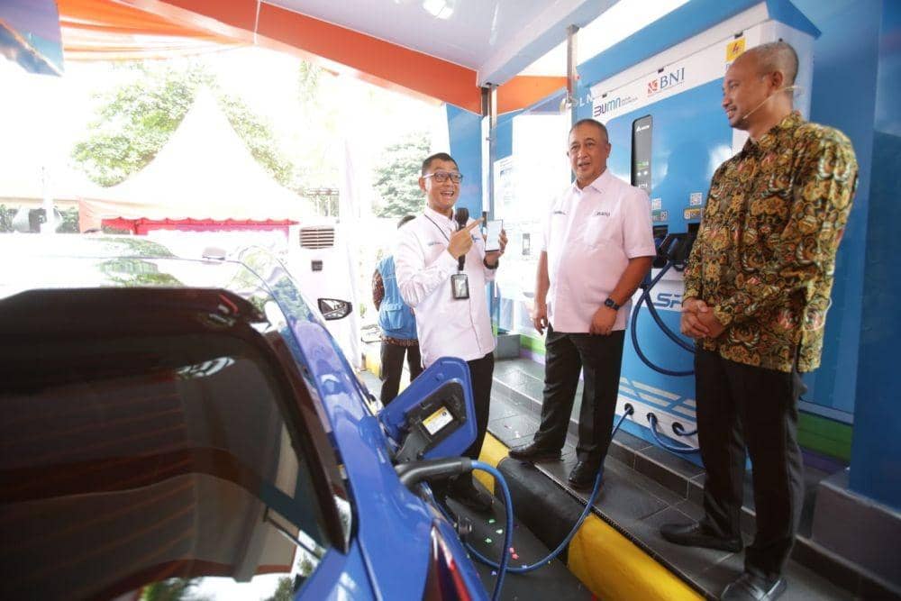 Fitra Eri menghadiri peresmian pengoperasian dua Stasiun Pengisian Kendaraan Listrik Umum (SPKLU) di Kantor Pusat BNI, Gedung Graha BNI dan Menara BNI Pejompongan, Selasa, (19/7/2022). (Dok. PLN)