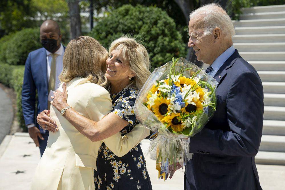 Presiden AS Joe Biden dan Ibu Negara Jill Biden menyambut kedatangan Ibu Negara Ukraina, Olena Zelenska. (dok. Twitter @POTUS)