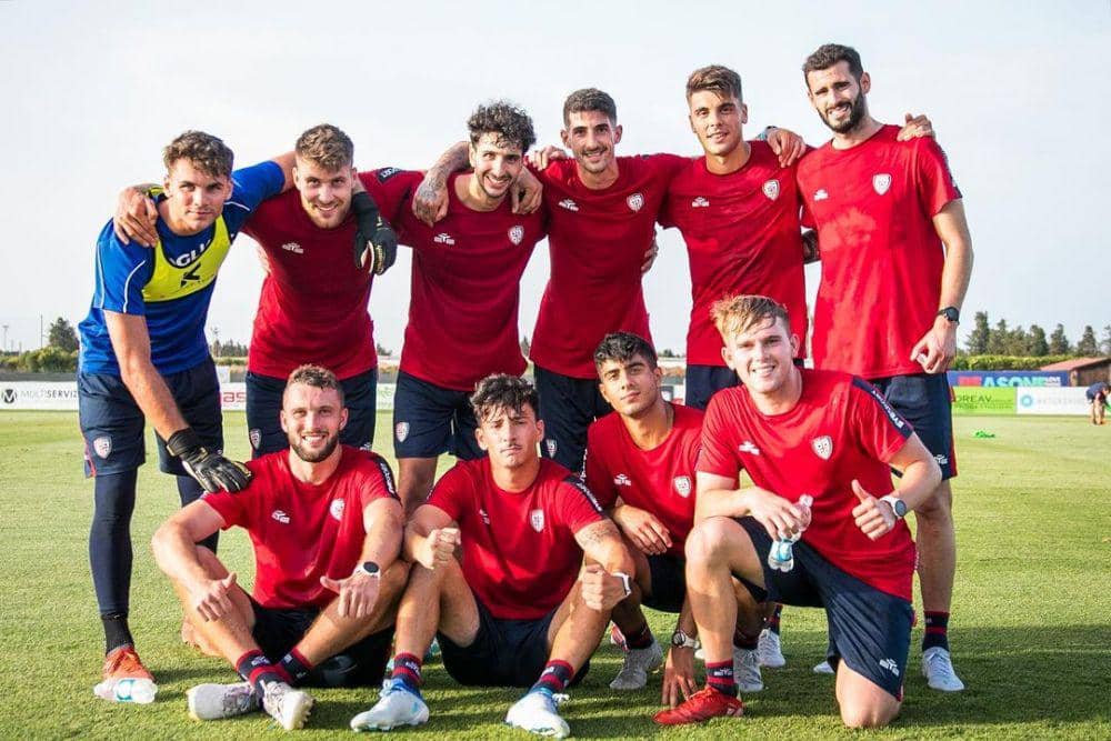 Para pemain Cagliari berpose saat sesi latihan. (instagram.com/cagliaricalcio)