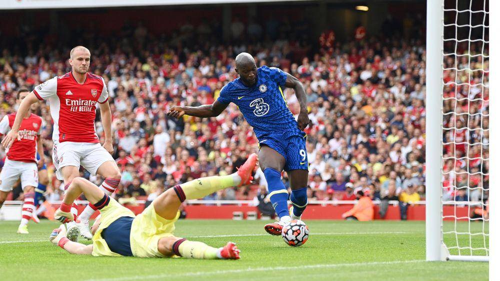 Aksi Romelu Lukaku dalam pertandingan Arsenal melawan Chelsea. (twitter.com/ChelseaFC_Sp)
