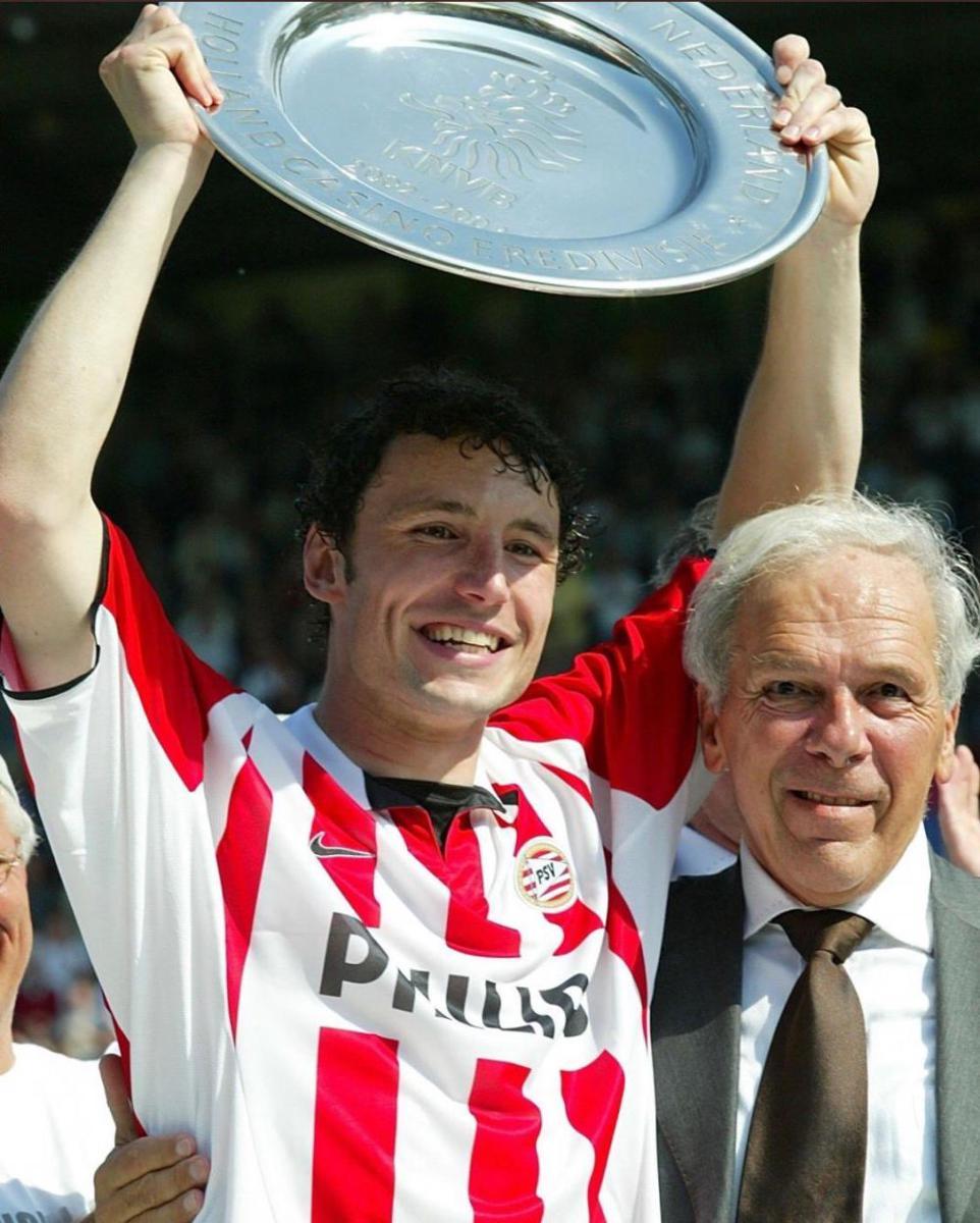 Mark van Bommel (kiri) mengangkat piala saat masih bermain bagi PSV Eindhoven. (twitter.com/MarkvanBommel6)