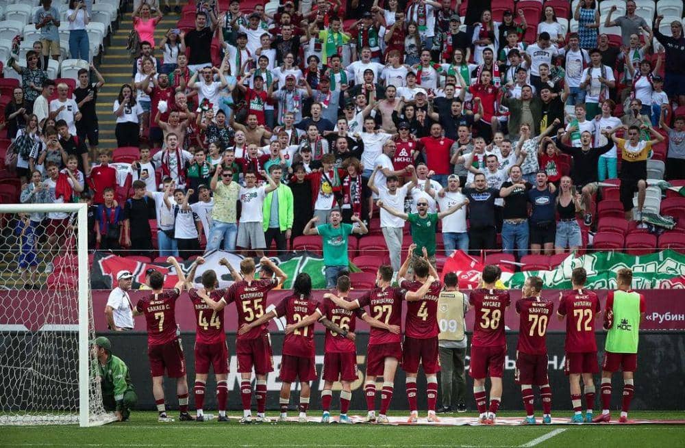 Pemain Rubin Kazan menyapa penggemar di tribun penonton. (instagram.com/fcrk)