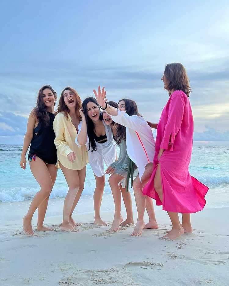 Katrina Kaif dan sahabat (instagram.com/katrinakaif)