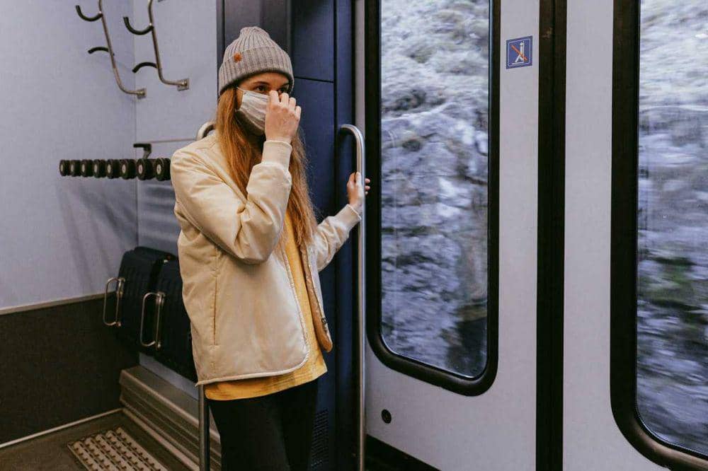 ilustrasi naik kereta (pexels.com/Anna Shvets)