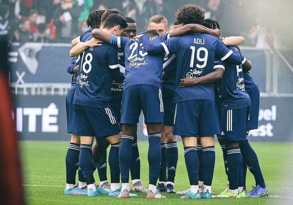 Pemain Bordeaux berunding sebelum memulai pertandingan. (instagram.com/girondins)