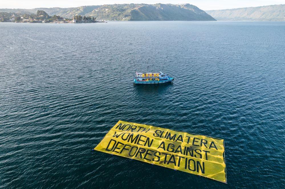 W-20, Greenpeace dan Masyarakat Bentang Poster Kritik di Danau Toba