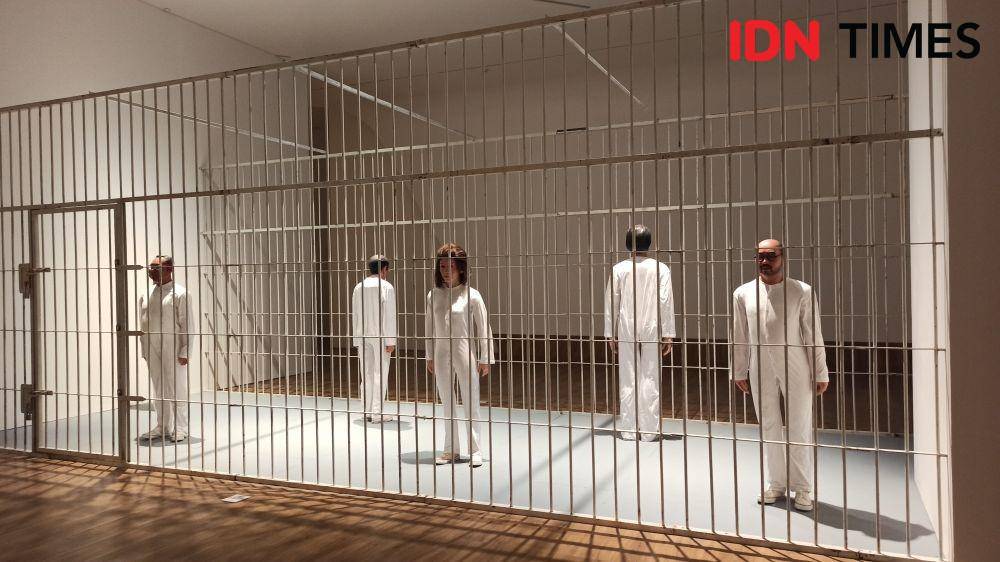 Salah satu karya Agus Suwage yang ditampilkan di Museum MACAN dengan judul "Pertunjukan Gairah". (IDN Times/Kamila Sayara Avicena)