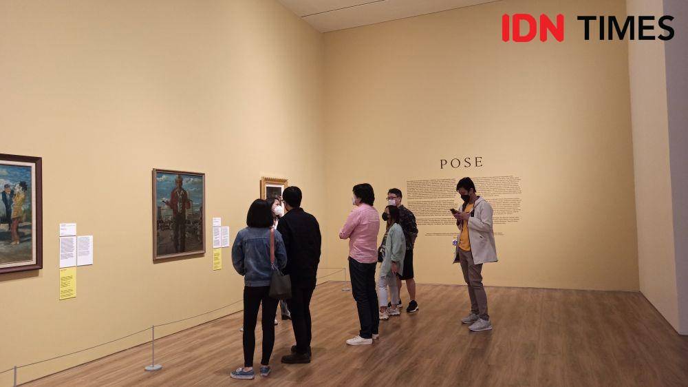 Pengunjung yang sedang melihat karya-karya "POSE" di Museum MACAN. (IDN Times/Kamila Sayara Avicena)