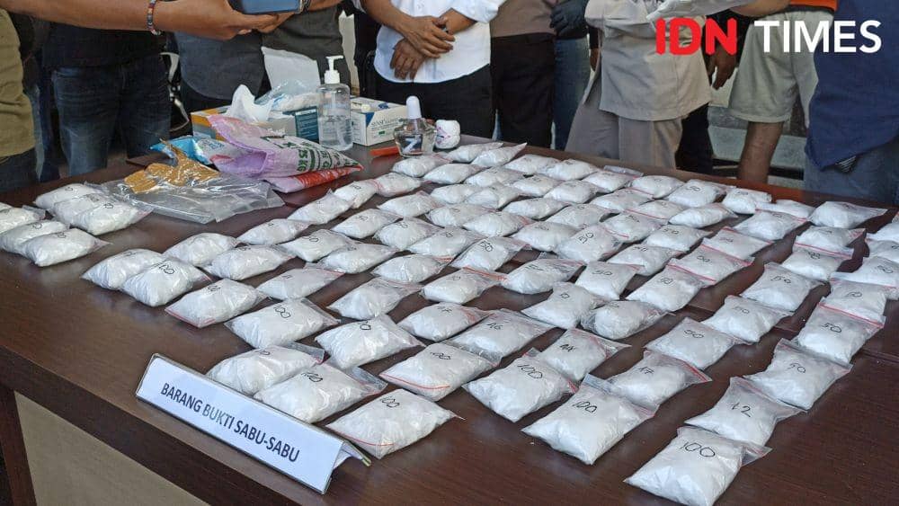 Polrestabes Makassar sita barang bukti narkoba jenis sabu 7,4 Kilogram. (Dahrul Amri/IDN Times Sulsel)