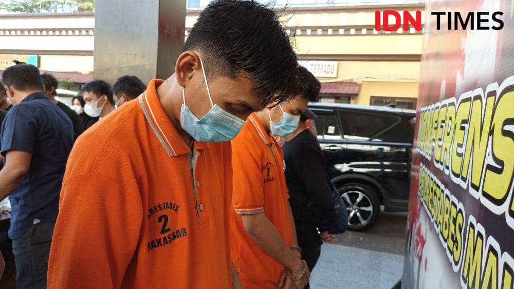 Dua tersangka pemilik narkoba jenis sabu 7,4 Kilogram saat diamankan Polrestabes Makassar, Rabu (20/7/2022). Dahrul Amri/IDN Times Sulsel