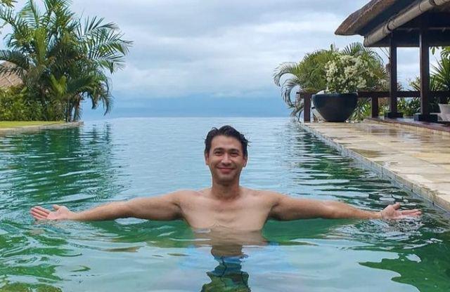 9 Potret Hessel Steven Menikmati Liburan, Work-Life Balance!