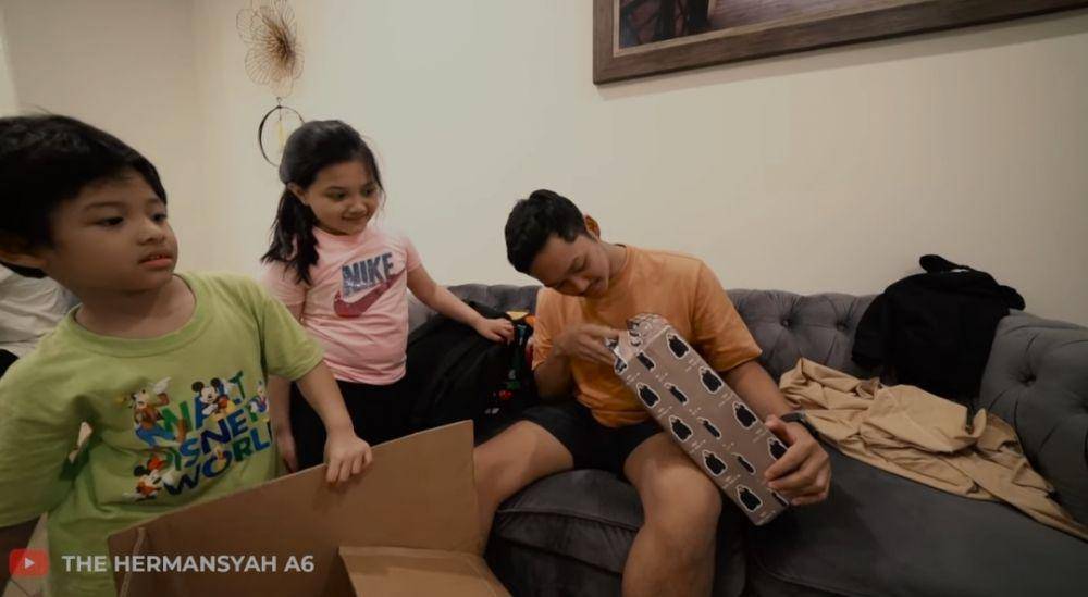 Azriel Hermansyah dapat kado (youtube.com/The Hermansyah A6)
