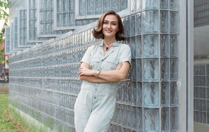 10 Potret Terkini Atiqah Hasiholan yang Stunning di Usia 40 Tahun