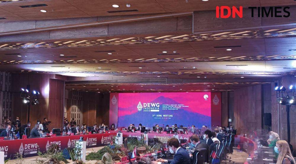 Menteri Komminfo Johnny G. Plate mem DEWG Presidensi G20 di Hotel Meruorah Komodo, Nusa Tenggara Timur, Rabu (20/07/2022)/IDN Times Dini Suciatiningrum