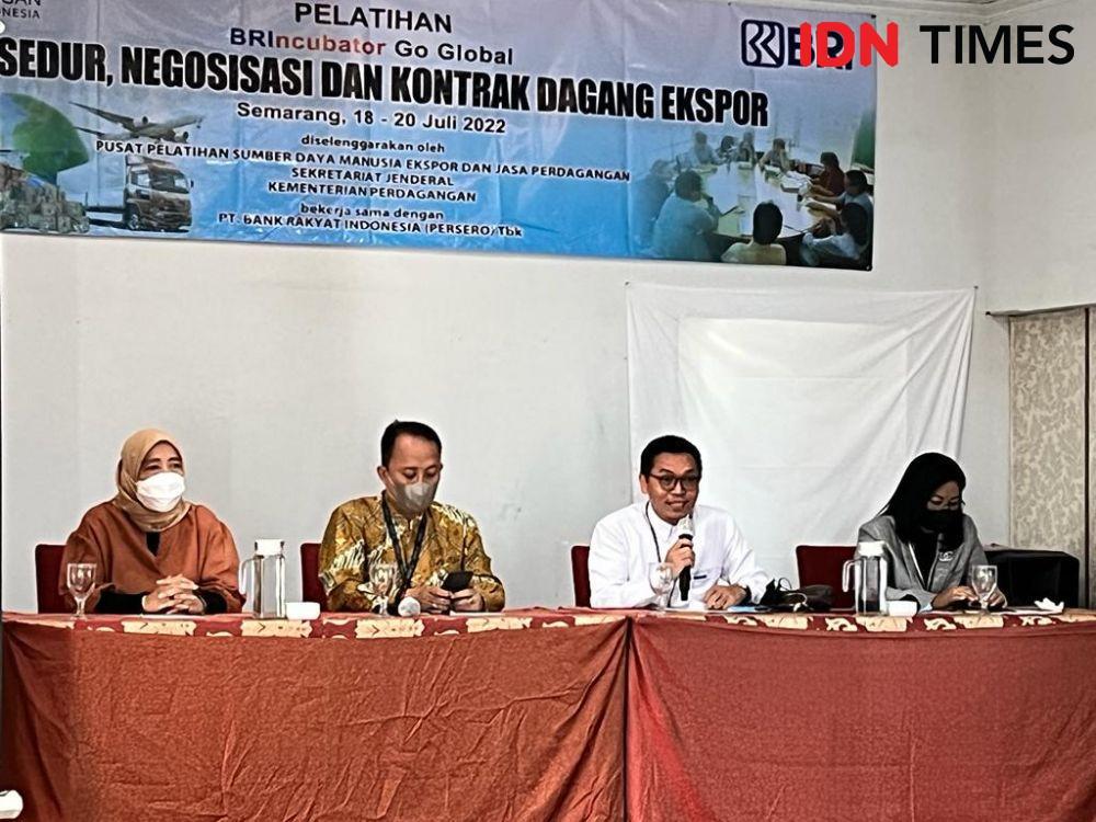 Kepala Bagian RTB BRI RO Semarang Gigieh Perkasa memaparkan materi pada pelatihan BRI Incubator Go Global di Hotel Dafam Semarang, Senin (18/7/2022). (IDN Times/Anggun Puspitoningrum)