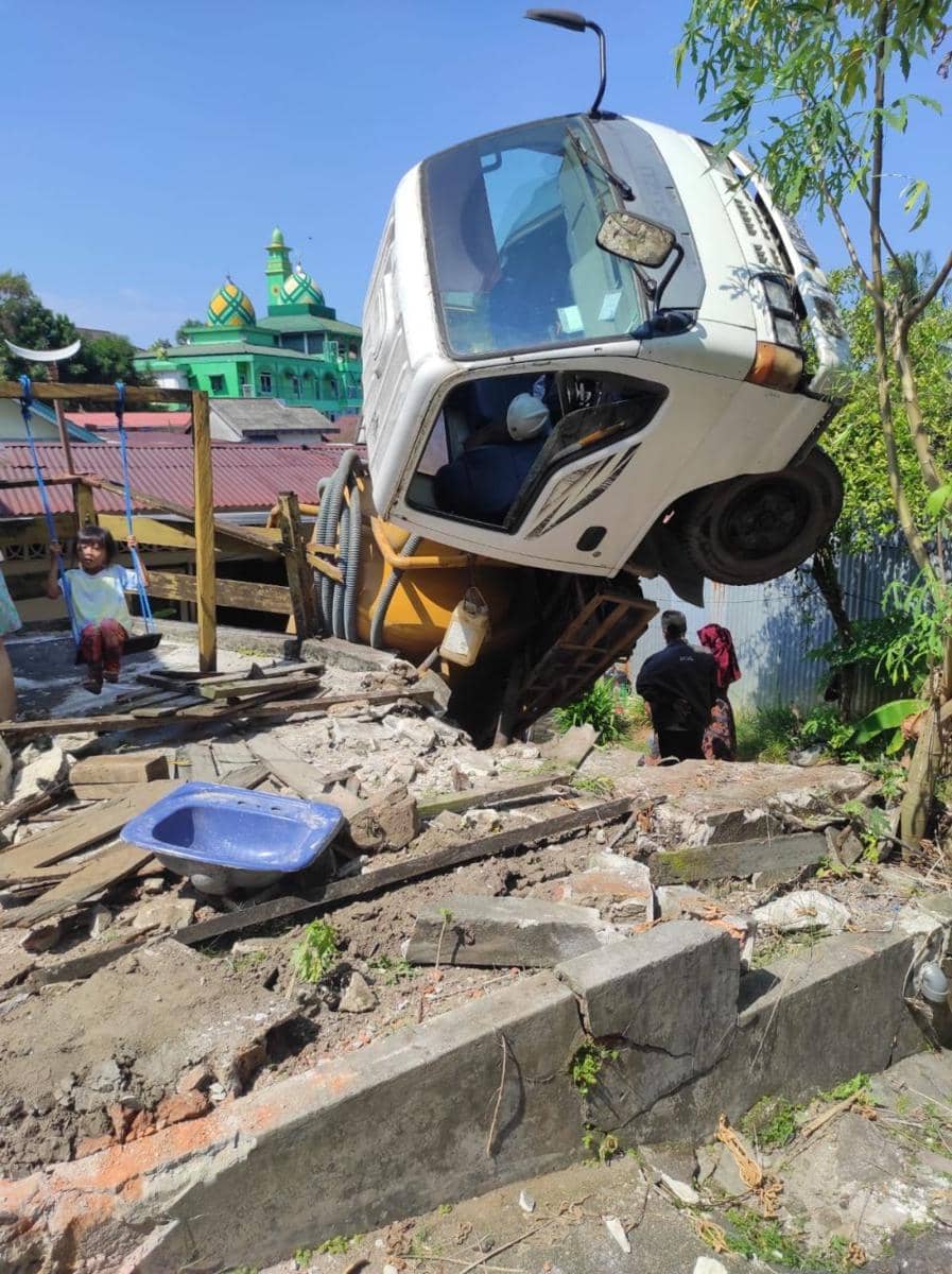 Truk tinja menjungkit di tanjakan mess pekerja hotel (Dok. Istimewa)