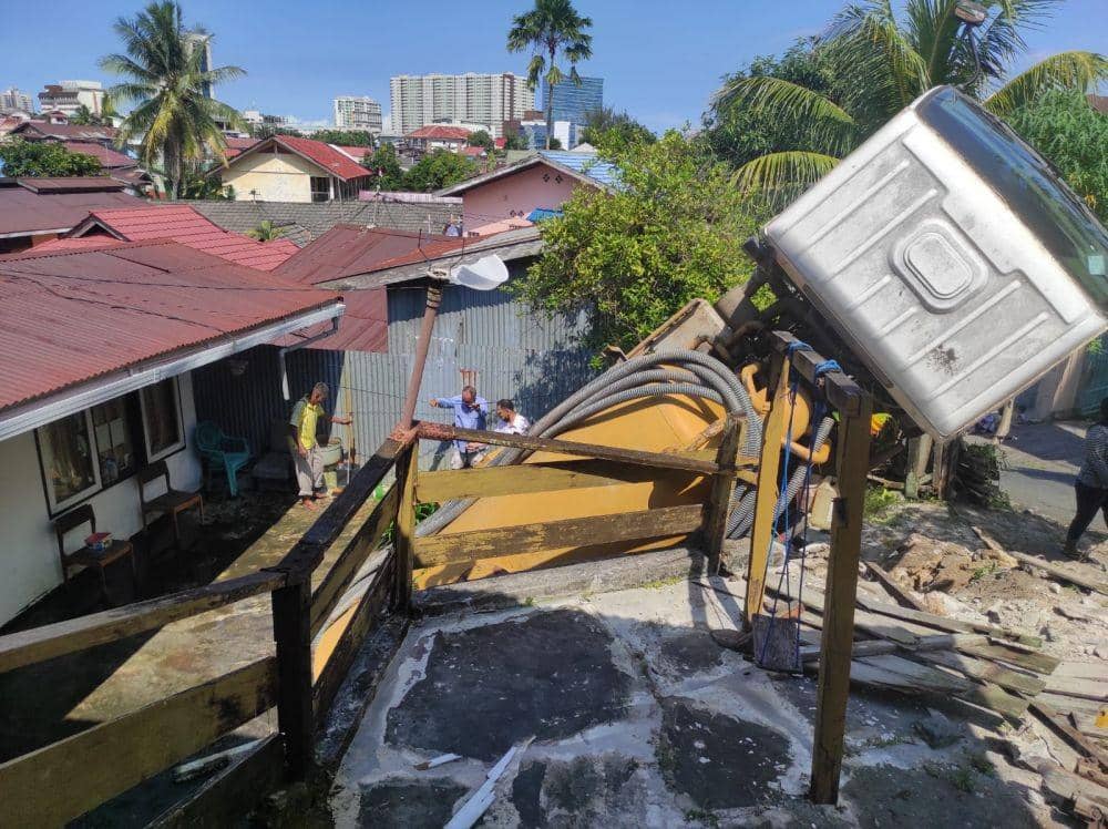 Truk Sedot Tinja Terguling, Kotoran Tumpah di Teras Rumah Warga