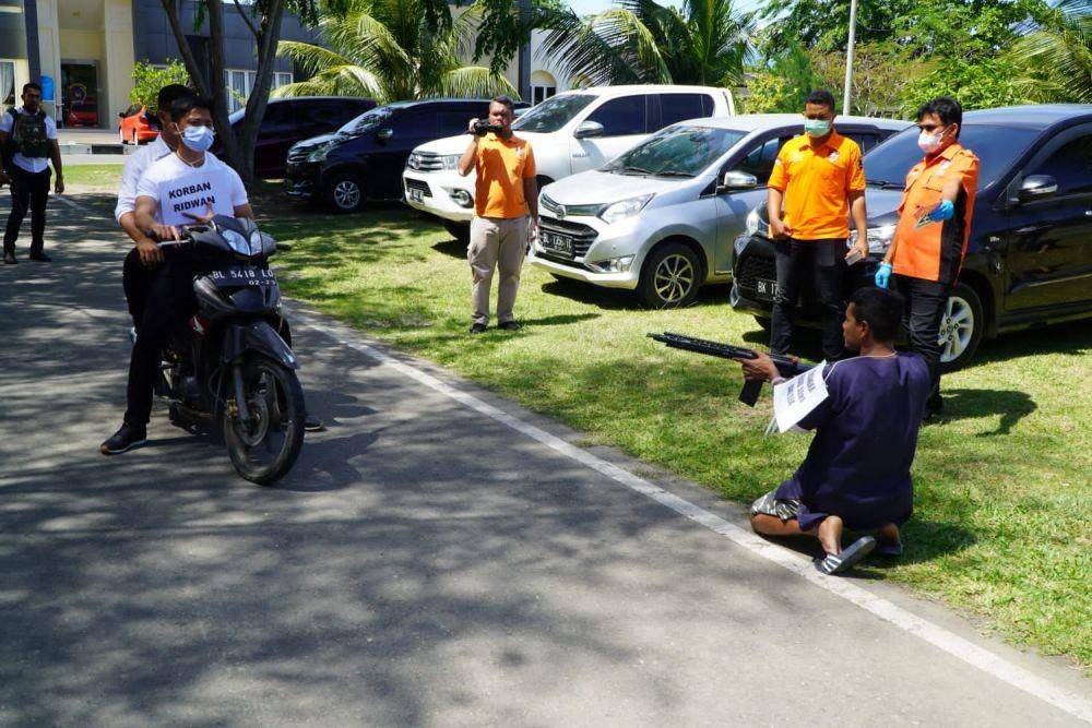 Rekonstruksi kasus penembakan dua warga Kabupaten Aceh Besar digelar di Polda Aceh. (Dokumentasi Humas Polda Aceh untuk IDN Times)