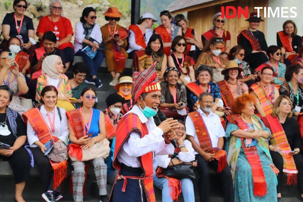 Para delegasi dari berbagai negara yang hadir pada kegiatan W20 Summit dibawa ke Huta Siallagan (IDN Times/Masdalena Napitupulu)