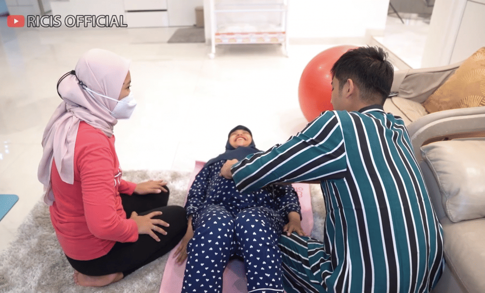 momen Ria Ricis yoga bareng Teuku Ryan (youtube.com/ricisofficial1795)