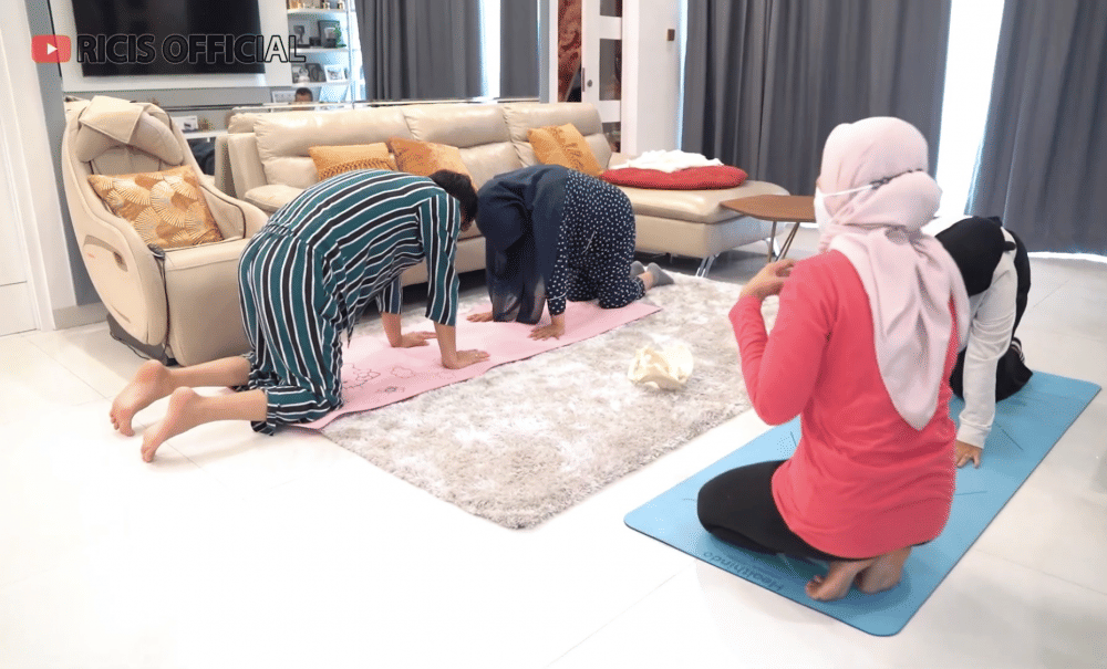 momen Ria Ricis yoga bareng Teuku Ryan (youtube.com/ricisofficial1795)