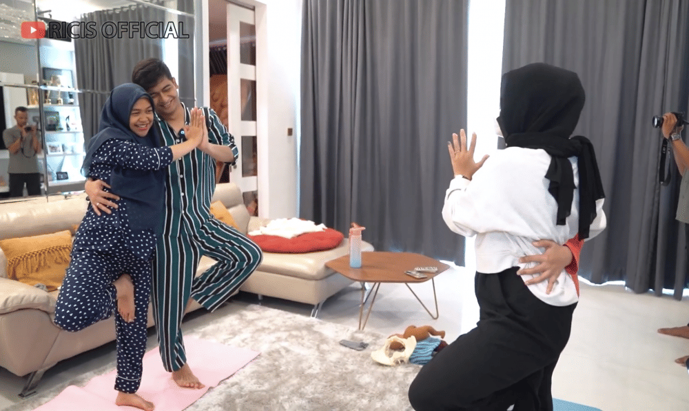momen Ria Ricis yoga bareng Teuku Ryan (youtube.com/ricisofficial1795)