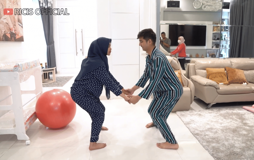 momen Ria Ricis yoga bareng Teuku Ryan (youtube.com/ricisofficial1795)