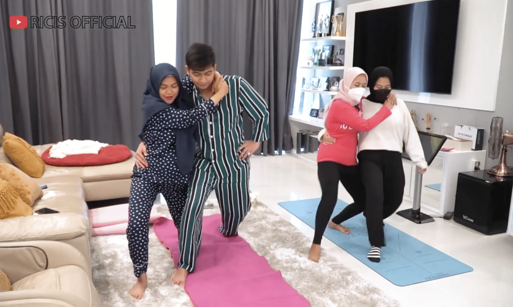 momen Ria Ricis yoga bareng Teuku Ryan (youtube.com/ricisofficial1795)