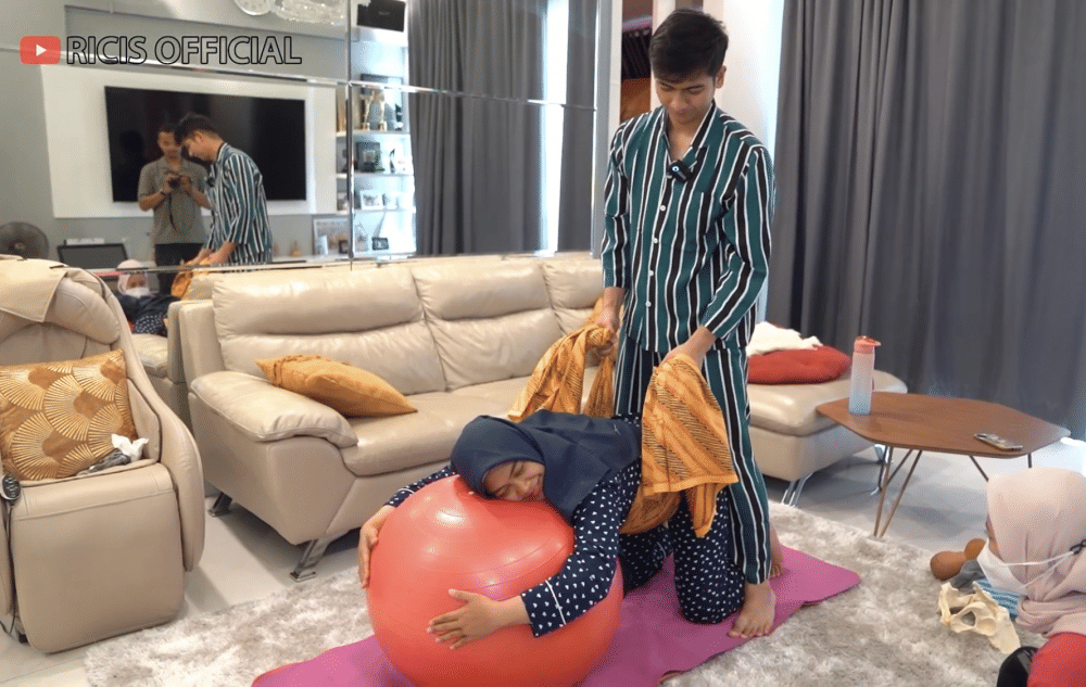 momen Ria Ricis yoga bareng Teuku Ryan (youtube.com/ricisofficial1795)