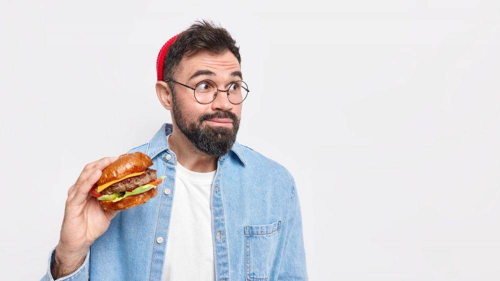 ilustrasi memakan junk food (freepik.com/wayhomestudio)