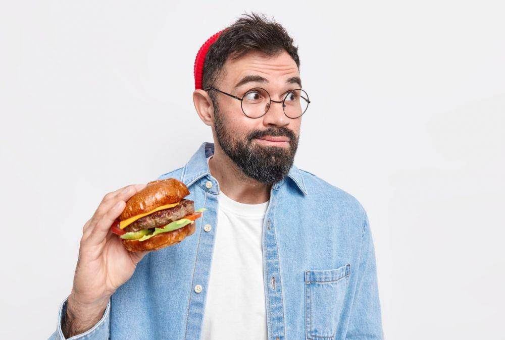 ilustrasi memakan junk food (freepik.com/wayhomestudio)
