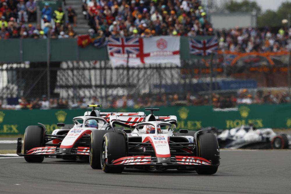 Kevin Magnussen dan Mick Schumacher pada GP Inggris 2022 (twitter.com/KevinMagnussen)