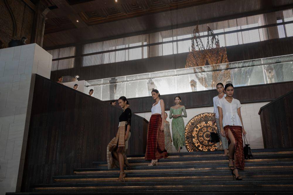 Pagelaran fashion show ulos yang diadakan di The Apurva Kempinski Bali oleh Torang Sitorus. 17 Juli 2022. (dok. The Apurva Kempinski Bali)