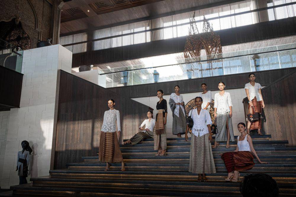 Pagelaran fashion show ulos yang diadakan di The Apurva Kempinski Bali oleh Torang Sitorus. 17 Juli 2022. (dok. The Apurva Kempinski Bali)